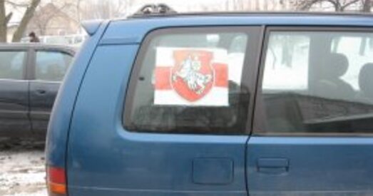 Гродзенскі кіроўца адстаяў “Пагоню” на сваім аўтамабілі