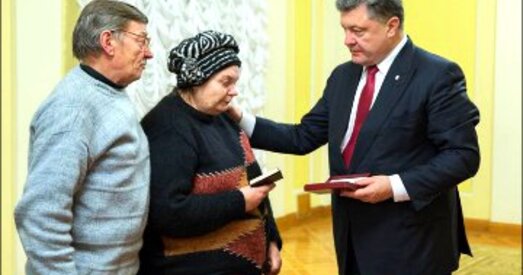 Парашэнка прызначыў пажыццёвую выплату бацькам Жызнеўскага