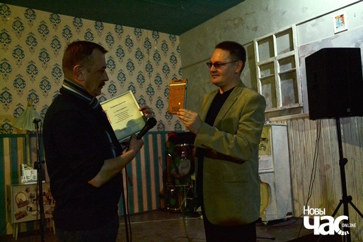 Алесь Пашкевіч узнагароджвае лаурэата прэміі Сяргея Дубаўца Алесь Пашкевіч узнагароджвае лаурэата прэміі Сяргея Дубаўца