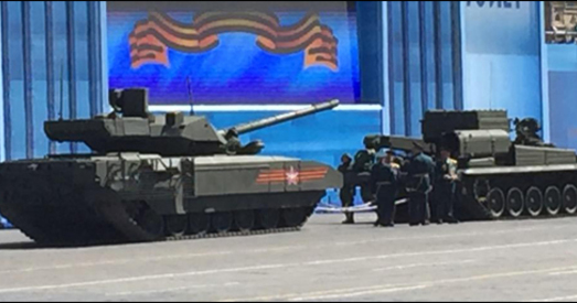 Найноўшы расійскі танк Т-14 «Армата» усё ж заглох на Краснай плошчы
