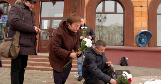 Сябры ГА «БАЖ» усклалі кветкі і запалілі знічы ля французскай амбасады ў Мінску