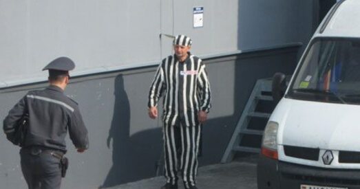 У Баранавічах працягваецца судовы працэс над актывістам, які прыйшоў на працу ў паласатай робе