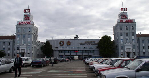 Калякін і Лябедзька каля прахадной МТЗ раздавалі інфармацыйныя матэрыялы супраць росту цэн