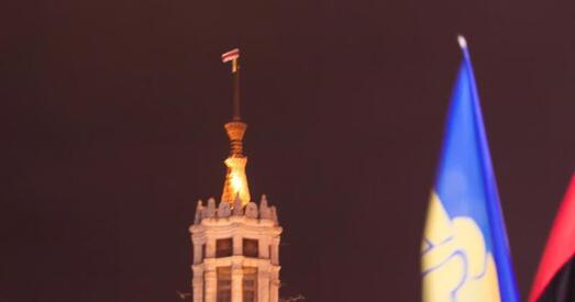 Беларускі сцяг — над самым высокім будынкам Майдана