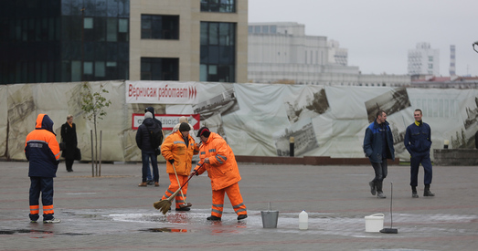 У Мінску мыюць Кастрычніцкую плошчу — рыхтуюцца да інаўгурацыі Лукашэнкі (фота)