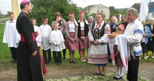 Віцебскі біскуп заспяваў у жывым эфіры беларускую калядку пад гітару