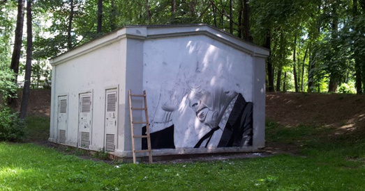 Графіцістаў, якія малявалі Быкава ў цэнтры Мінска, забралі ў міліцыю