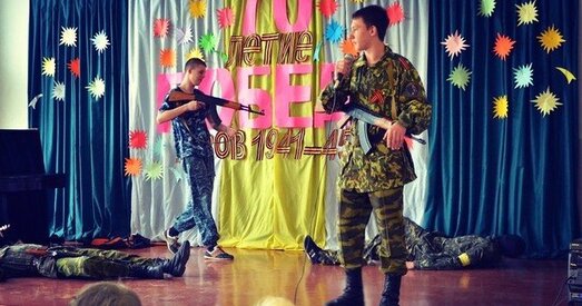 У данецкай школе дзеці на сцэне імітавалі расстрэл украінцаў (ФОТАФАКТ)