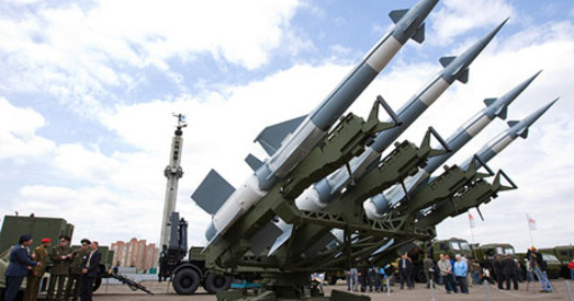 У белай тозе і з каменем за пазухай