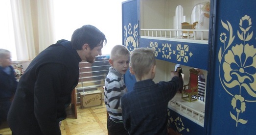 Магілёўскі святар прывёз дзецям «Батлейку»