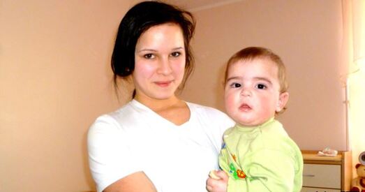У 16-гадовай сіраты адабралі сына