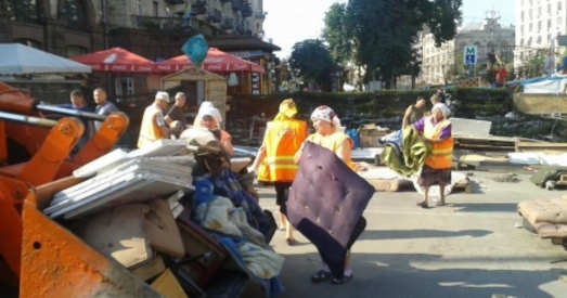 На Майдане "талака": прыбіраюць барыкады, сутыкненняў пакуль няма