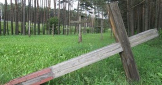 У Курапатах невядомыя вандалы зламалі 12 мемарыяльных крыжоў