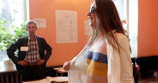 На выбарчым участку ў Маскве затрыманыя напаўголыя ўкраінкі