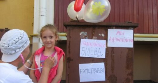 Флэш-моб у Віцебску: актывісты адчынілі паліклікніку, пабудаваць якую ўлады абяцаюць ужо некалькі год