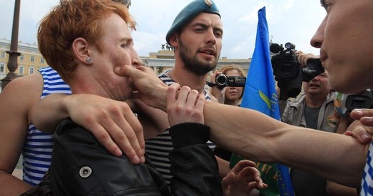 «Смяротны нумар»: гей-актывіст правёў адзіночны пікет у Дзень дэсантніка