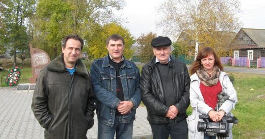 Журналісты, услед за вяскоўцамі калгаса “Шлях да камунізму”, пайшлі да фермера Міхаіла Шруба