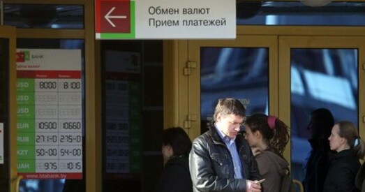 Перад Новым годам беларусы кінуліся скупляць валюту