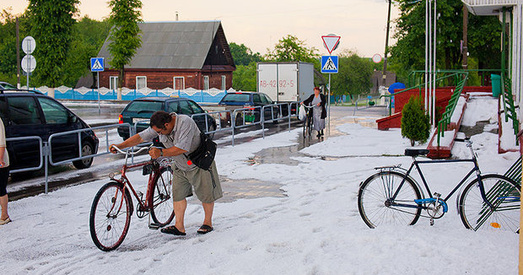 На Вілейку ў чацвер абрынуўся такі град, што людзі гулялі ў снежкі
