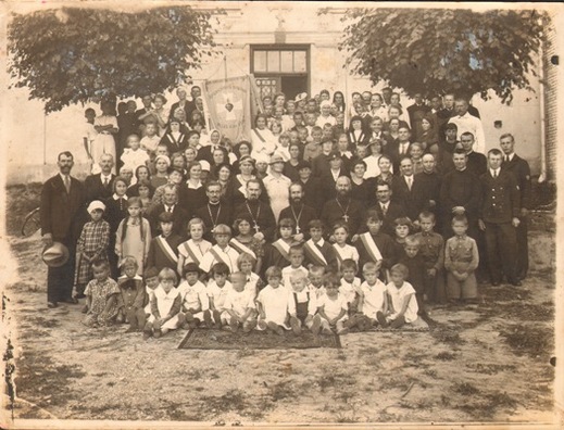 hreka_katoliki_u_aljbiarcinie_u_trecim_radzie_druhi_sprava_anton_niemancevic_1935_hod.jpg hreka_katoliki_u_aljbiarcinie_u_trecim_radzie_druhi_sprava_anton_niemancevic_1935_hod.jpg