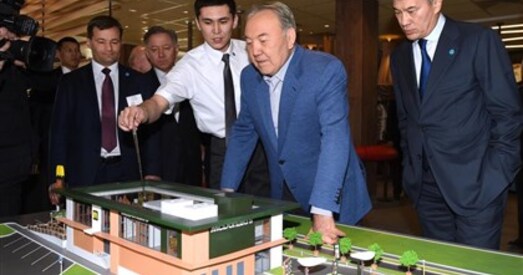 Казахстан. Назарбаеў у McDonald’s рэкламаваў фаст-фуд