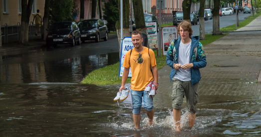 Залева ў Гомелі: стыхія паваліла дрэвы, спыніўся транспарт (фотарэпартаж)