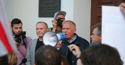 Статкевіч правёў сустрэчу з выбаршчыкамі на плошчы Свабоды (фотарэпартаж)