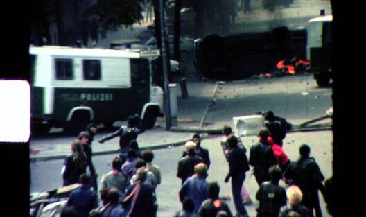 1/3 kadr_z_filjmu_b_movie_1_logo.jpg