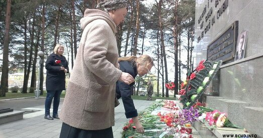 Актывісты БХД усклалі кветкі да помніка ваеннапалонным і наведалі вязніцу канцлагера