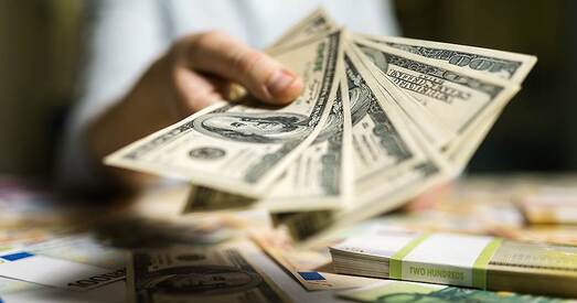 Расіяне пачалі больш актыўна класці валюту ў беларускія банкі