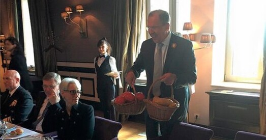 Лаўроў падарыў дзяржсакратару ЗША таматы, бульбу і футболку. Керы абмежаваўся цытатамі