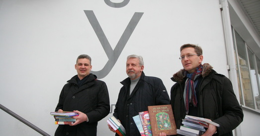 Кіраўнікі Руху «За Свабоду» правялі акцыю салідарнасці з кнігарняй «ЛогвінаЎ»