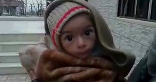 У абложаным сірыйскім горадзе людзі ядуць траву