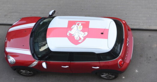 Былы брэнд-менеджар холдынгу «Атлант-М» наляпіў «Пагоню» на дах свайго «Mini Cooper»