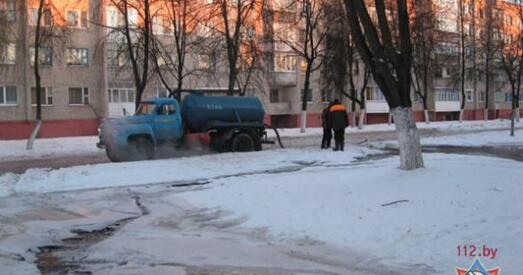 У Петрыкаве цэлы мікрараён заставаўся без вады (фота)