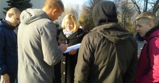 У Бабруйску за гадзіну сабралі каля 300 подпісаў супраць замежных вайсковых баз (фота)
