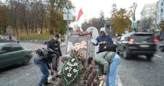 На помніку Міхасю Жызнеўскаму абнавілі бел-чырвона-белы сцяг (фота)