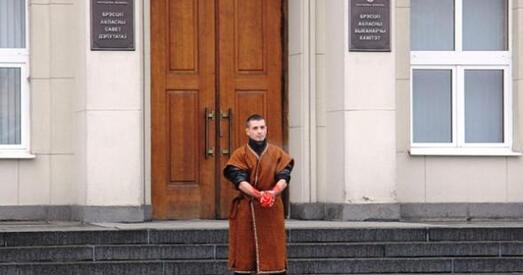 Брэстаўчаніна, які зладзіў перфоманс каля аблвыканкаму, вызвалілі з міліцыі