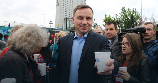 Анджэй Дуда, пераможца прэзідэнцкіх выбараў у Польшчы, пачаў дзень з раздачы кавы