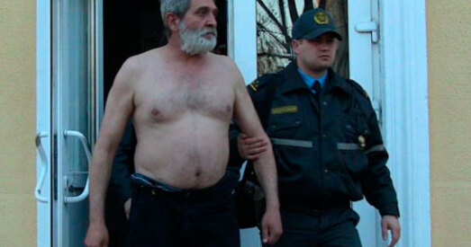 Міліцыя не прызнае галадоўку актывіста і адмаўляецца вярнуць майку