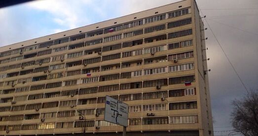 Прымусовы патрыятызм: жыхароў Масквы прымушаюць вывешваць дзяржаўныя сцягі