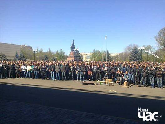 Мітынг шахцёраў на плошчы Маладой Гвардыі Мітынг шахцёраў на плошчы Маладой Гвардыі