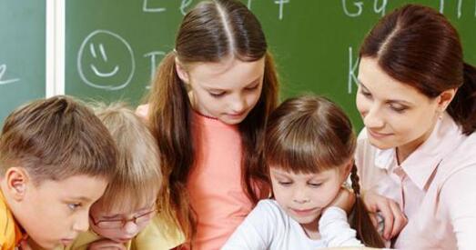 Урад разгружае настаўнікаў: падпіска на “Камуніста” і 600 кг макулатуры