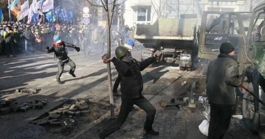 У Кіеве дэманстранты атачылі Вярхоўную Раду, аднавіліся сутычкі са спецназам