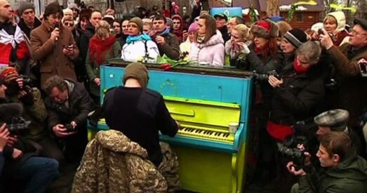 Легендарны піяніст Майдану вярнуўся, каб ушанаваць Нябесную сотню