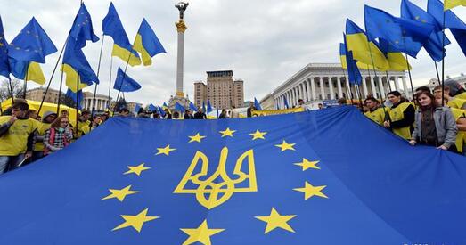 Маладыя людзі на халодных вуліцах Кіева пішуць новую гісторыю для Еўропы