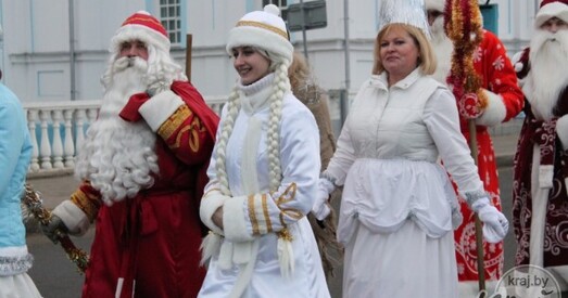 Шэсце казачных персанажаў у Мінску ўзначаляць 25 пар Дзядоў Марозаў і Снягурачак