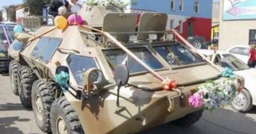 Вяселле са стральбой і БТР на фоне голаду — новыя рэаліі Данбаса