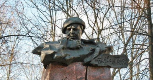 Віцебскі помнік Караткевічу збіраюцца перанесці, каб пашырыць дарогу