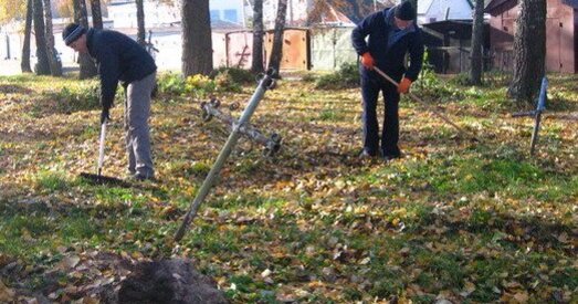 Дзяды ў Віцебску: актывісты БХД навялі парадак на закінутых могілках (фота)